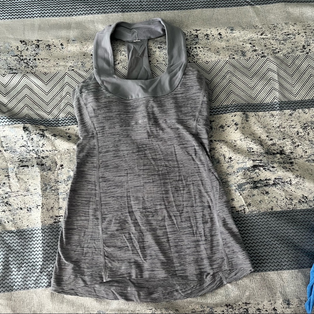 Lululemon Y tank EUC size 4